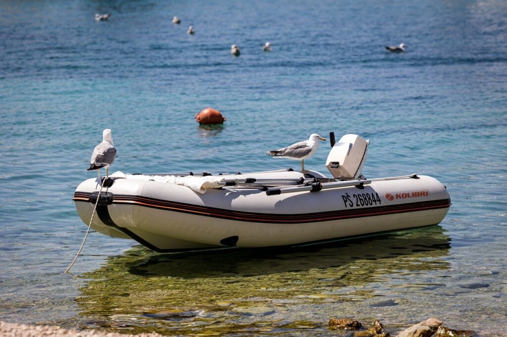 Schlauchboot mit Motor: Voraussetzungen, Motortypen und rechtliche Grundlagen