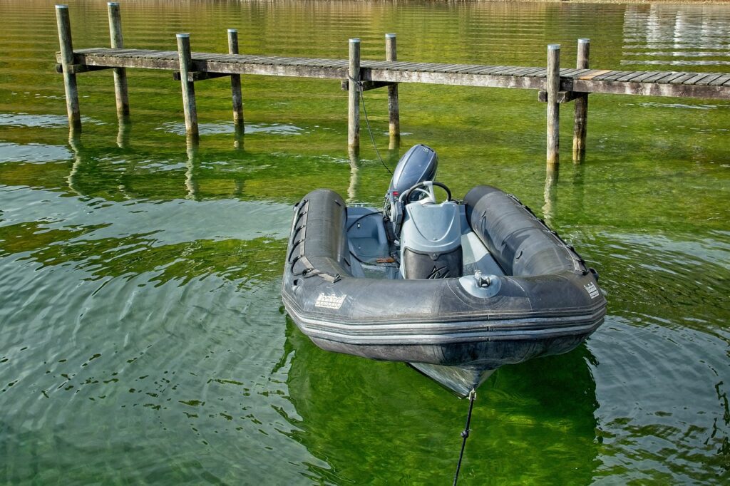 Schlauchboot mit Motor: Voraussetzungen, Motortypen und rechtliche Grundlagen